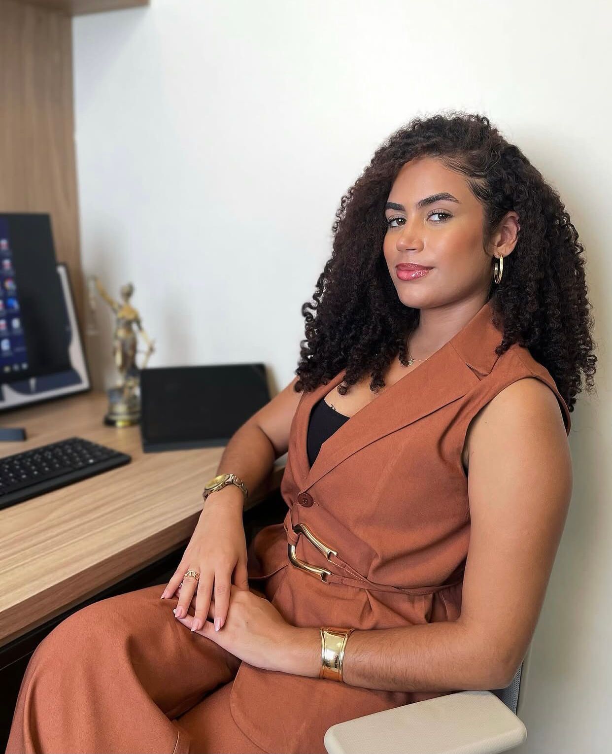 Dra. Michele em seu escritório